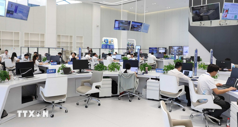 Hoạt động tại doanh nghiệp trí tuệ nhân tạo tại Quảng Tây, Trung Quốc. (Ảnh: Công Tuyên/TTXVN)