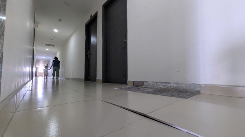 Nhiều khu vực hành lang chung cư Diamond Riverside (Quận 8) bị bong tróc, phồng gạch sau dư chấn động đất. (Nguồn: Báo Tin tức)