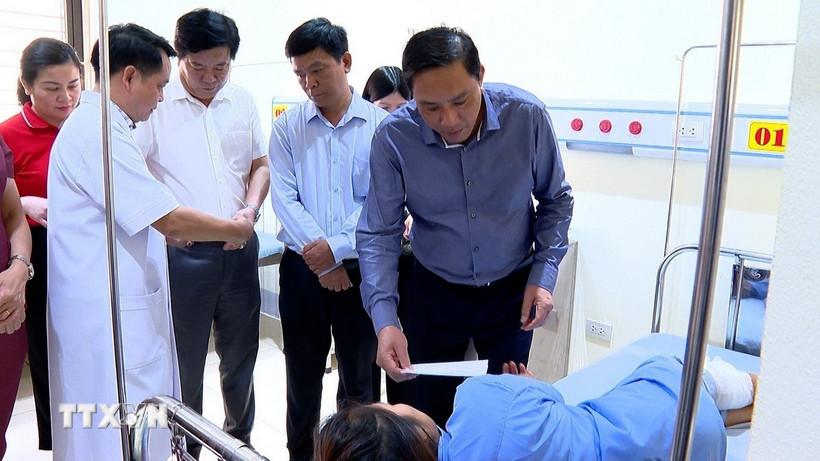 Phó Bí thư Thường trực Tỉnh ủy Lào Cai Hoàng Giang thăm hỏi, động viên nạn nhân bị thương trong vụ sạt lở đất. (Ảnh: TTXVN phát)
