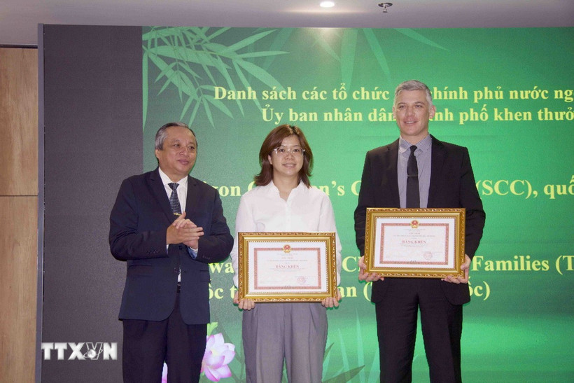 Ông Đỗ Việt Hà (ngoài cùng bên trái), Chủ tịch Liên hiệp các tổ chức hữu nghị Thành phố Hồ Chí Minh, trao Bằng khen của UBND Thành phố cho đại diện các tổ chức phi chính phủ nước ngoài trên địa bàn Thành phố có đóng góp tích cực trong năm 2024. (Ảnh: Xuân Khu/TTXVN)