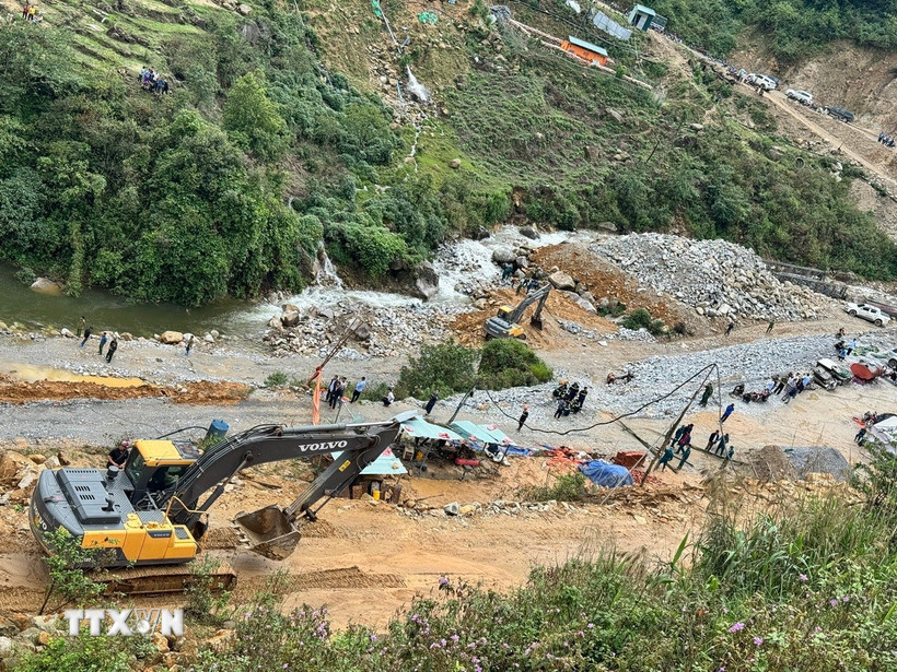 Cơ quan chức năng của tỉnh Lai Châu đã có mặt tại hiện trường xảy ra vụ sạt lở. (Ảnh: TTXVN phát)
