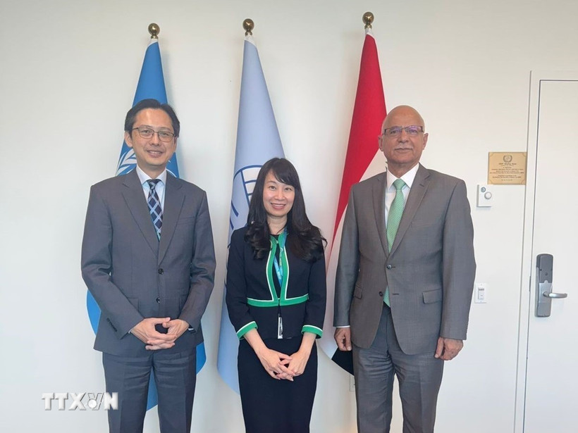 Đại sứ Đỗ Hùng Việt, ứng cử viên Việt Nam vào ITLOS và Đại sứ Iraq. (Ảnh: Thanh Tuấn/TTXVN)