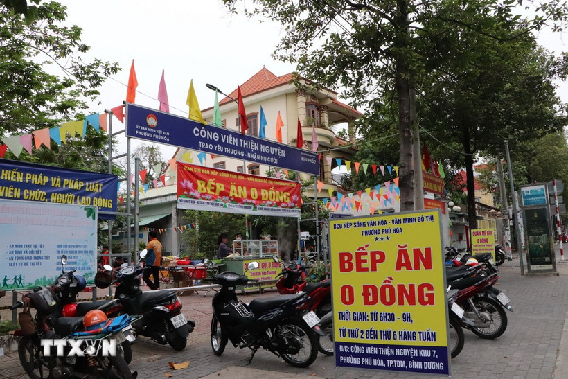 "Bếp ăn 0 đồng" tại công viên đường Lê Hồng Phong, khu phố 7, phường Phú Hòa, thành phố Thủ Dầu Một (Bình Dương). (Ảnh: Huyền Trang/TTXVN)