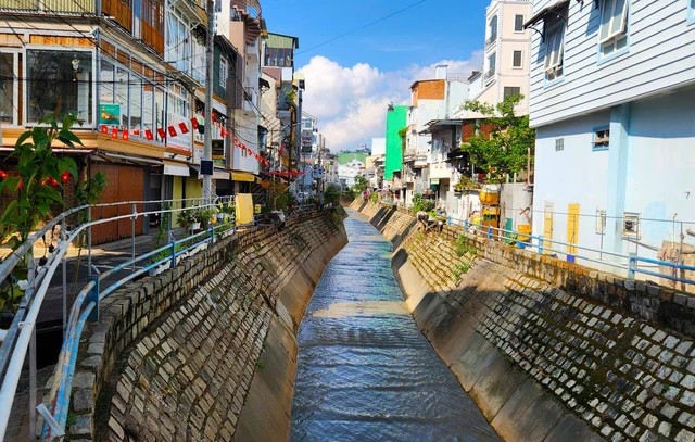 Đoạn suối Tô Ngọc Vân qua phường 6, thành phố Đà Lạt.