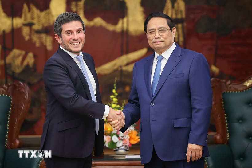 Thủ tướng Phạm Minh Chính tiếp ông Gerald Toledano, thành viên Ban Điều hành, Giám đốc mảng sản phẩm cổ phiếu và đa tài sản toàn cầu của Tổ chức FTSE Russell. (Ảnh: Dương Giang/TTXVN)
