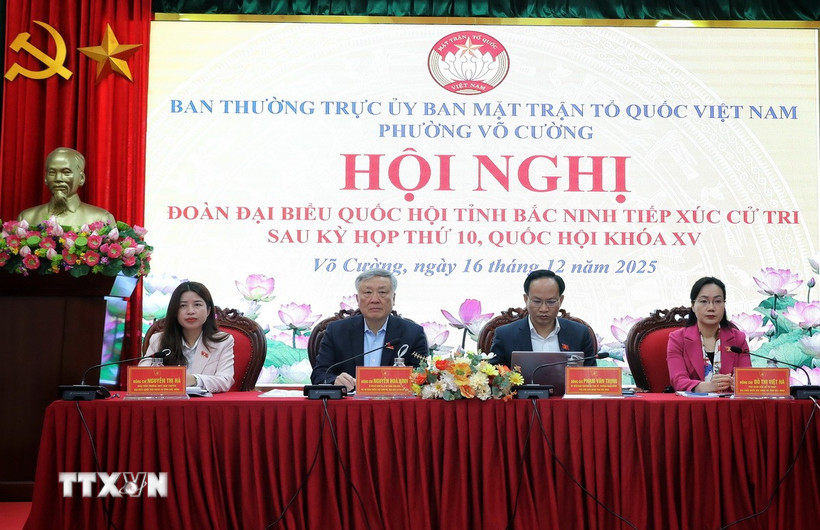 Các đại biểu lắng nghe ý kiến của cử tri phường Võ Cường. (Ảnh: Danh Lam/TTXVN)