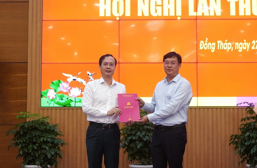 Bí thư Tỉnh ủy Đồng Tháp Lê Quốc Phong (phải) trao Quyết định của Ban Bí thư chuẩn y ông Trần Trí Quang, Quyền Chủ tịch UBND tỉnh giữ chức Phó Bí thư Tỉnh ủy Đồng Tháp. (Ảnh: Nhựt An/TTXVN)