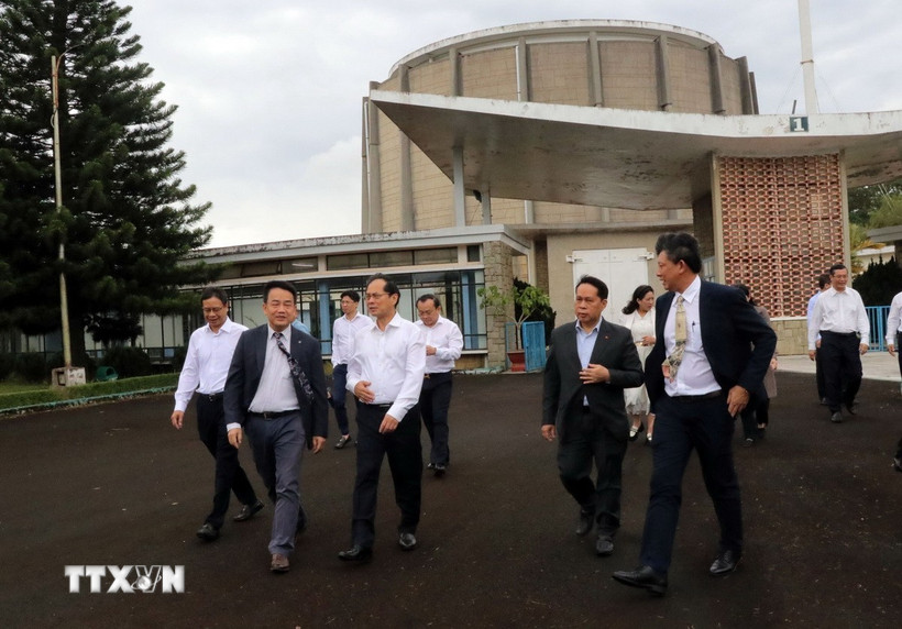 Đoàn công tác Chính phủ do Phó Thủ tướng Bùi Thanh Sơn dẫn đầu kiểm tra hoạt động Lò Phản ứng hạt nhân Đà Lạt. (Ảnh: Chu Quốc Hùng/TTXVN)