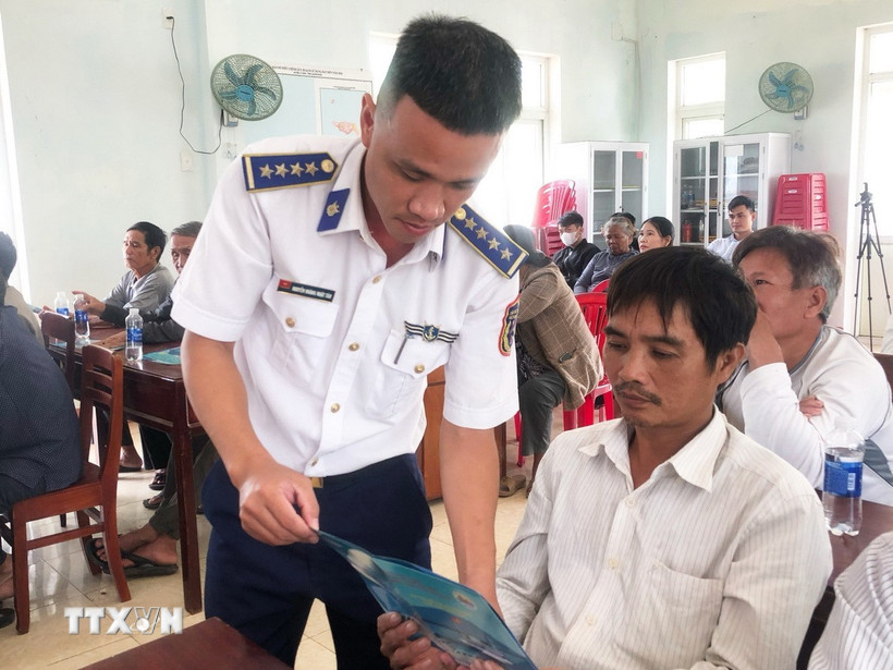 Cảnh sát biển hướng dẫn ngư dân các biện pháp chống khai thác IUU. (Ảnh: TTXVN phát)