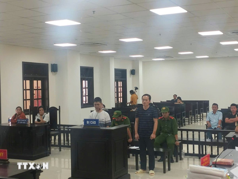 Hai bị cáo tại phiên tòa. (Ảnh: Chanh Đa/TTXVN)