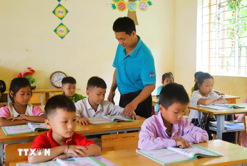 Giáo viên Điểm trường Tiểu học bản Na Ngân (thuộc Trường Phổ thông dân tộc bán trú Tiểu học Nga My, tỉnh Nghệ An). (Ảnh: Xuân Tiến/TTXVN)