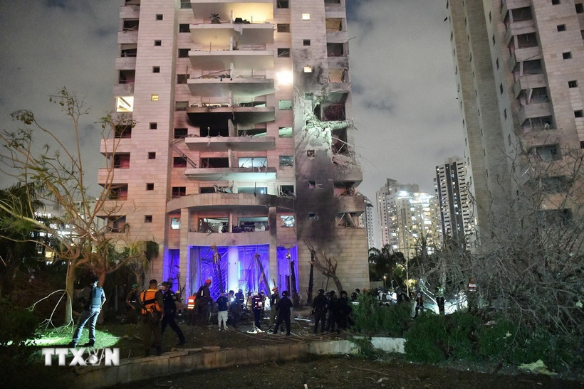 Tòa nhà bị hư hại sau cuộc tấn công tên lửa của Iran tại Petah Tikva, Israel. (Ảnh: THX/TTXVN)