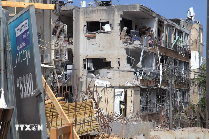 Khu dân cư ở Bat Yam gần Tel Aviv (Israel) bị trúng tên lửa ngày 14/6. (Ảnh: Thanh Bình/TTXVN)