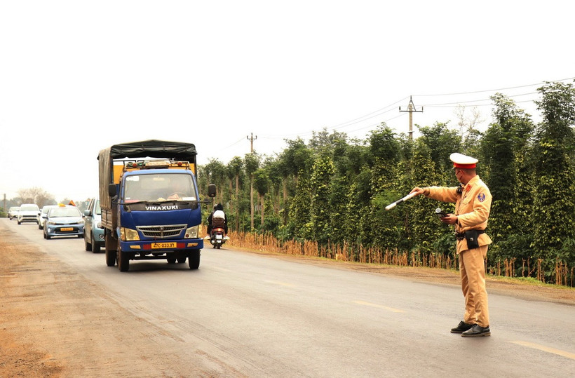 Lực lượng chức năng tăng cường tuần tra, kiểm soát giao thông trên Quốc lộ 26 ngăn ngừa tai nạn giao thông. (Ảnh: Tuấn Anh/TTXVN)