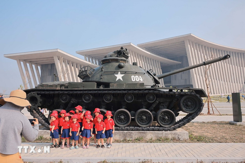 Trẻ em đến tham quan Bảo tàng Lịch sử Quân sự Việt Nam. (Ảnh: Hoàng Hiếu/TTXVN)