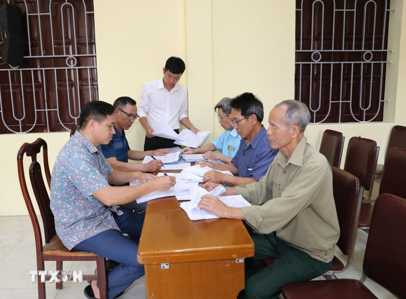 Cử tri, hộ gia đình tại Hưng Yên được hướng dẫn lấy ý kiến về đơn vị hành chính cấp xã, cấp tỉnh. (Ảnh: Mạnh Khánh/TTXVN)