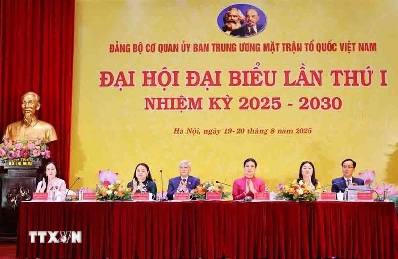 Đoàn Chủ tịch điều hành Đại hội. (Ảnh: Minh Đức/TTXVN)