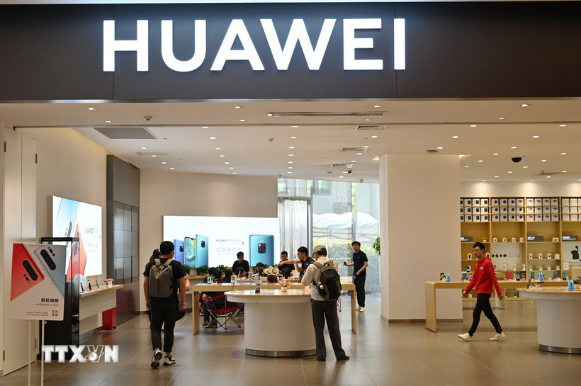 Một cửa hàng của Huawei tại trung tâm thương mại ở Thượng Hải, Trung Quốc. (Ảnh: AFP/TTXVN)