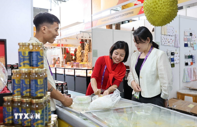 Đại diện doanh nghiệp Việt Nam giới thiệu sản phẩm bánh sầu riêng cho khách Trung Quốc. (Ảnh: Công Tuyên/TTXVN)