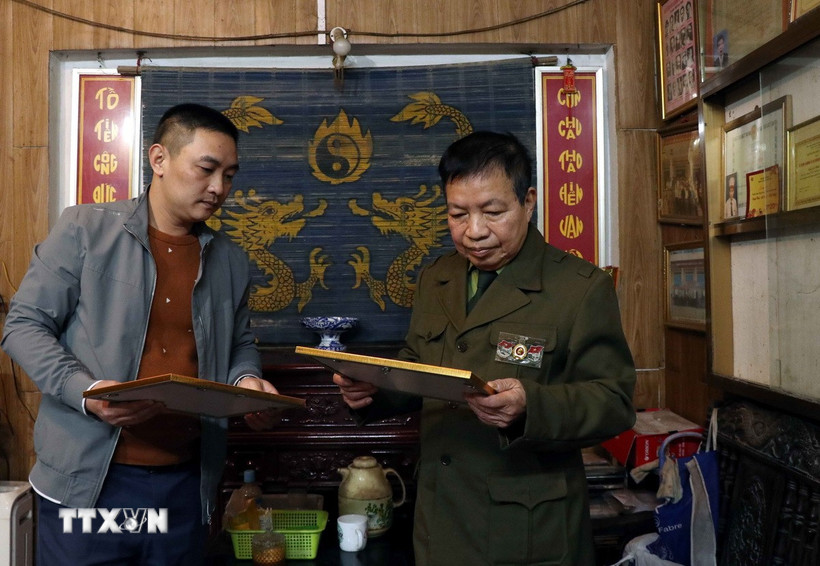 Dũng sỹ bắn máy bay Đinh Xuân Lý (phải). (Ảnh: Trần Trang/TTXVN)