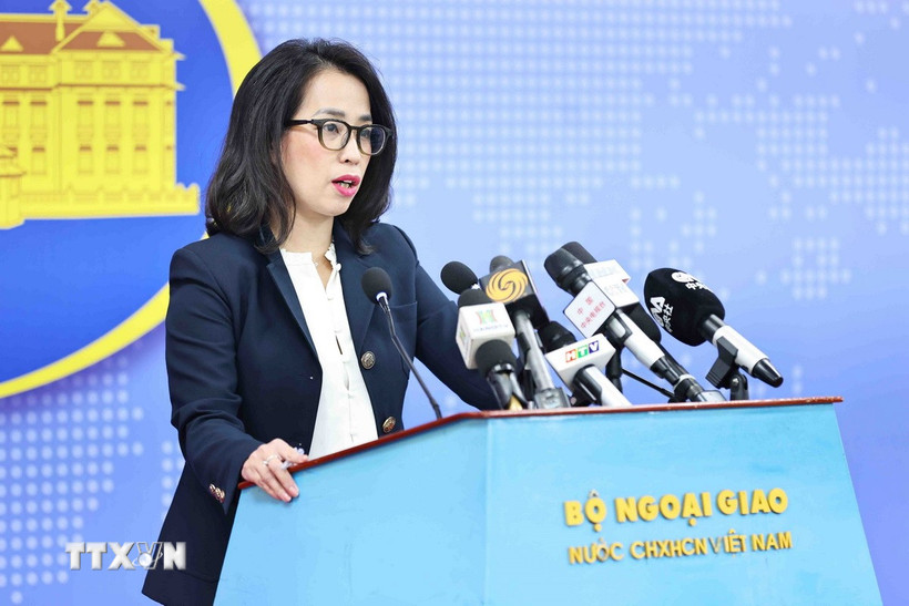 Người phát ngôn Bộ Ngoại giao Phạm Thu Hằng chủ trì một cuộc họp báo. (Ảnh: Minh Đức/TTXVN)