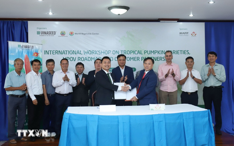 Tập đoàn Vinaseed và Công ty Phouthor Oudom ký kết hợp tác tại Hội thảo. (Ảnh: Xuân Tú/TTXVN)