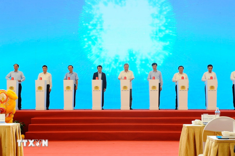 Tổng Bí thư Tô Lâm và các đại biểu thực hiện nghi thức khởi công. (Ảnh: Mạnh Khánh/TTXVN)