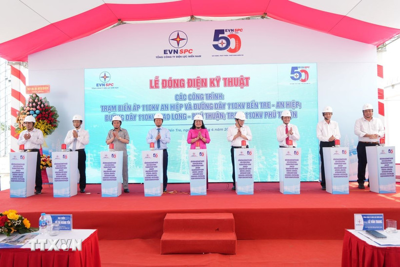 Các đại biểu thực hiện nghi thức bấm nút khởi động cho các công trình trạm biến áp và đường dây 110kV tỉnh Bến Tre. (Ảnh: Công Trí/TTXVN)