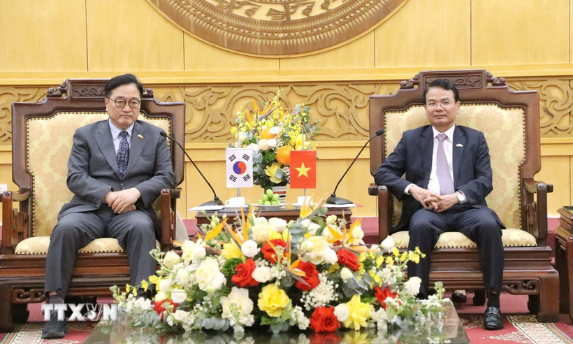 Chủ tịch Quốc hội Hàn Quốc Woo Won Shik (trái) làm việc với Bí thư Tỉnh ủy Ninh Bình Đặng Xuân Phong. (Ảnh: Công Luật/TTXVN)