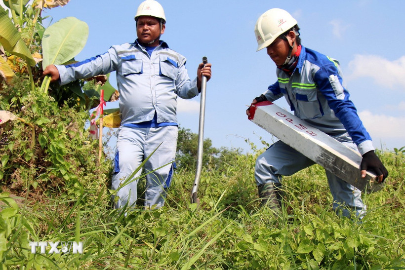 Các công nhân cắm mốc, giao ranh để triển khai dự án cao tốc Thành phố Hồ Chí Minh-Mộc Bài. (Ảnh: Tiến Lực/TTXVN)