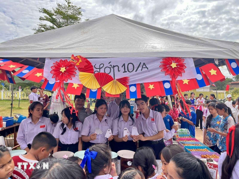 Phần hội thi ẩm thực thu hút sự tham gia của tất cả các lớp, mỗi lớp chuẩn bị một món ăn đặc trưng của Lào hoặc Việt Nam. (Ảnh: TTXVN phát)