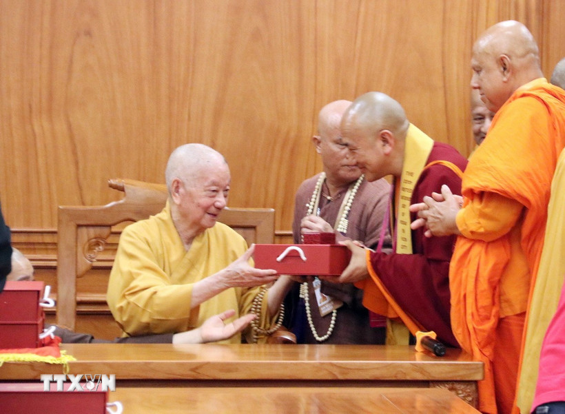 Đại lão Hòa thượng Thích Trí Quảng, Pháp chủ Hội đồng Chứng minh Giáo hội Phật giáo Việt Nam tặng quà lưu niệm cho các Trưởng đoàn đại biểu Phật giáo các nước. (Ảnh: Xuân Khu/TTXVN)