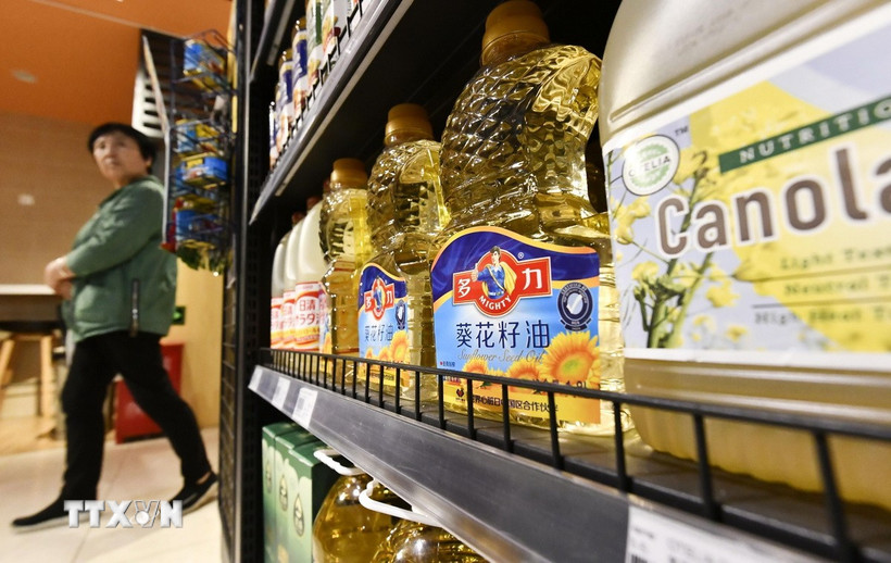 Dầu ăn được bày bán tại cửa hàng ở Bắc Kinh, Trung Quốc. (Ảnh: Kyodo/TTXVN)