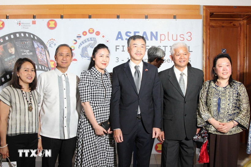 Đại sứ Việt Nam tại Cộng hòa Séc Dương Hoài Nam và phu nhân cùng đại diện các Đại sứ quán ASEAN tại lễ khai mạc. (Ảnh: Việt Thắng/TTXVN)