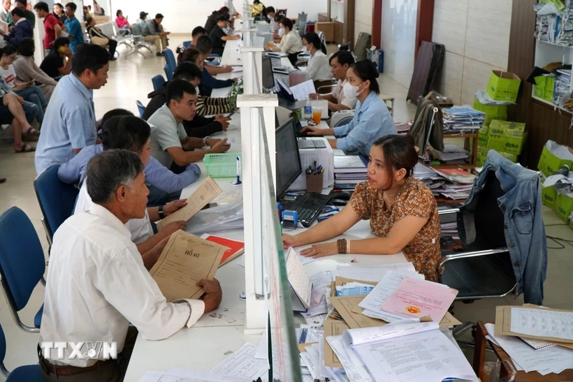 Người dân đến làm thủ tục tại bộ phận “một cửa” UBND huyện Hòa Vang, thành phố Đà Nẵng. (Ảnh: Quốc Dũng/TTXVN)