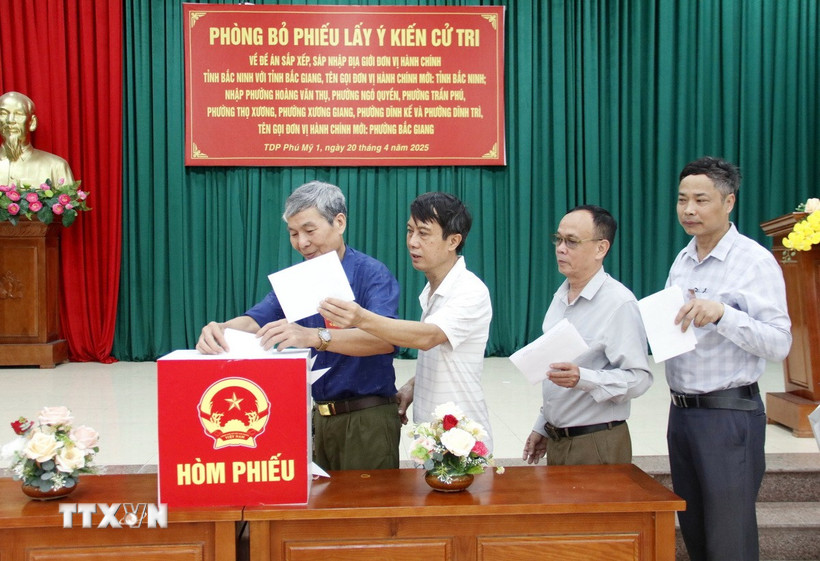 Cử tri bỏ phiếu lấy ý kiến về dự thảo dự thảo Đề án sắp xếp đơn vị hành chính cấp tỉnh, cấp xã. (Ảnh: Đồng Thúy/TTXVN)