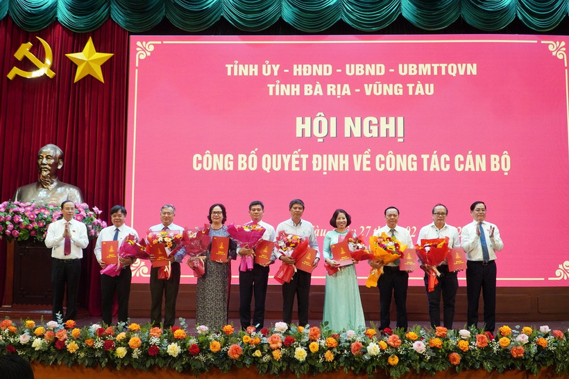 Ông Phạm Viết Thanh, Ủy viên Trung ương Đảng, Bí thư Tỉnh ủy, Chủ tịch HĐND tỉnh Bà Rịa-Vũng Tàu, và ông Nguyễn Văn Thọ, Chủ tịch UBND tỉnh, trao các quyết định cho thôi tham gia công tác và chờ giải quyết chính sách, chế độ nghỉ hưu cho các cán bộ lãnh đạo sở, ngành. (Nguồn: Báo Bà Rịa-Vũng Tàu)