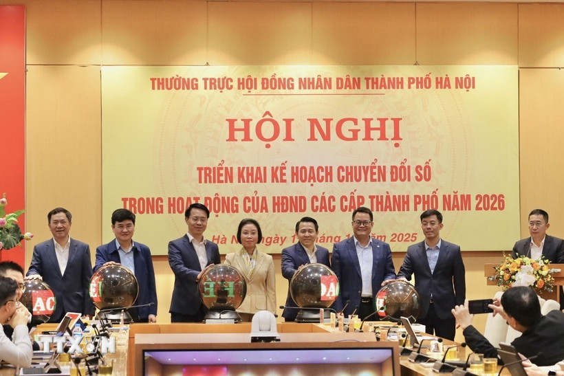 Các đại biểu thực hiện nghi thức ra mắt ứng dụng giải quyết kiến nghị cử tri gửi cấp Thành phố và ứng dụng Trí tuệ nhân tạo trong hoạt động Hội đồng Nhân dân các cấp. (Ảnh: Vũ Quang/TTXVN)
