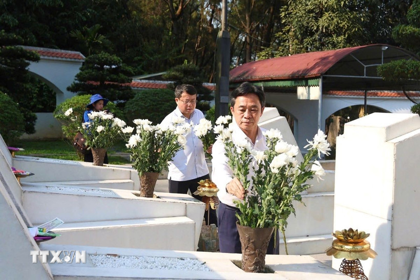 Khu di tích Ngã ba Đồng Lộc đã đón nhiều đoàn khách trong và ngoài tỉnh đến dâng hương, tri ân các anh hùng liệt sỹ. (Ảnh: Hoàng Ngà/TTXVN)
