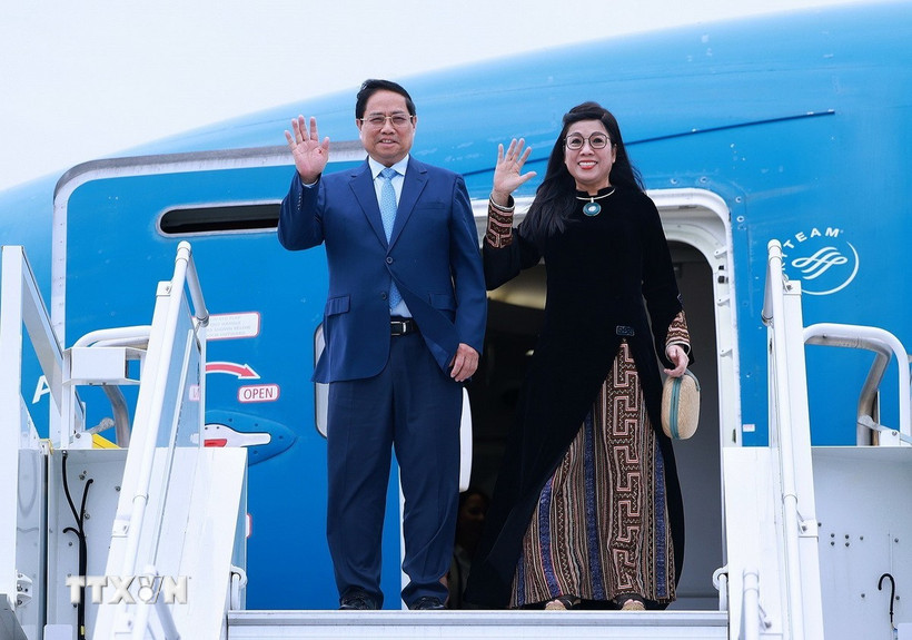 Thủ tướng Phạm Minh Chính và Phu nhân đến sân bay Tallinn, thành phố Tallinn bắt đầu chuyến thăm chính thức Cộng hòa Estonia. (Ảnh: Dương Giang/TTXVN)