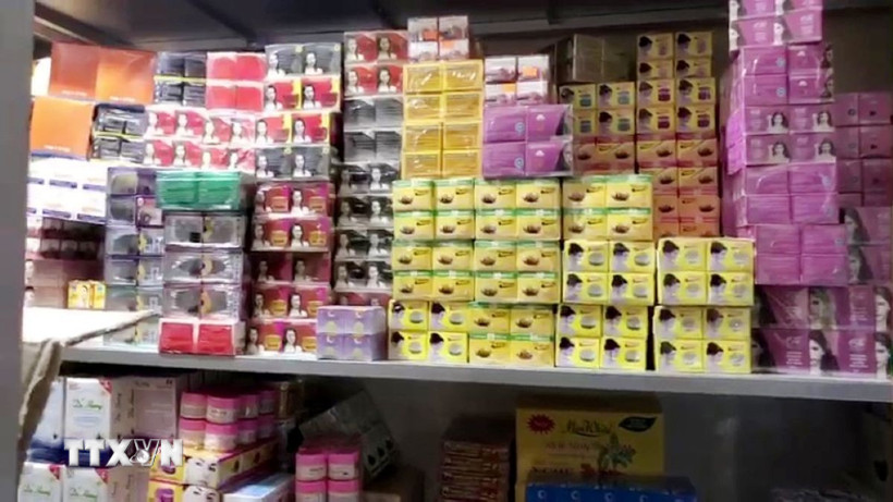 Số lượng lớn mỹ phẩm không rõ nguồn gốc bị lực lượng chức năng tạm giữ. (Ảnh: TTXVN phát)