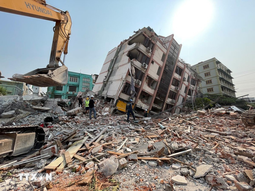 Những tòa nhà đổ sập do động đất tại Mandalay, Myanmar. (Ảnh: THX/TTXVN)