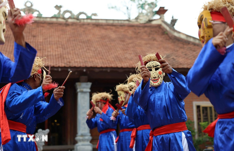 Múa Xuân Phả còn có tên gọi "Ngũ quốc lân bang đồ cống tiến" là tổ hợp của 5 trò diễn mô tả cảnh năm phương đến chầu, trình diễn những tiết mục đặc sắc nhất chúc mừng Hoàng đế nước Việt xưa. (Ảnh: Thanh Tùng/TTXVN)