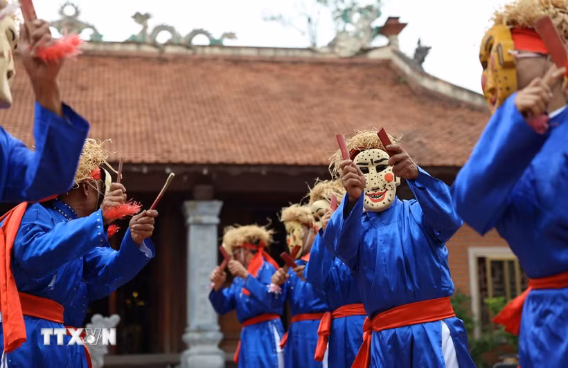 Múa Xuân Phả còn có tên gọi "Ngũ quốc lân bang đồ cống tiến" là tổ hợp của 5 trò diễn mô tả cảnh năm phương đến chầu, trình diễn những tiết mục đặc sắc nhất chúc mừng Hoàng đế nước Việt xưa. (Ảnh: Thanh Tùng/TTXVN)
