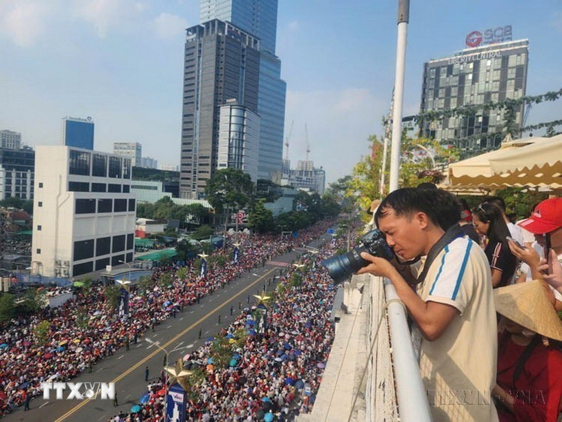 Phóng viên của TTXVN tác nghiệp tại Lễ diễu binh, diễu hành kỷ niệm 50 năm Giải phóng miền Nam, thống nhất đất nước (30/4/1975-30/4/2025). (Ảnh: TTXVN)