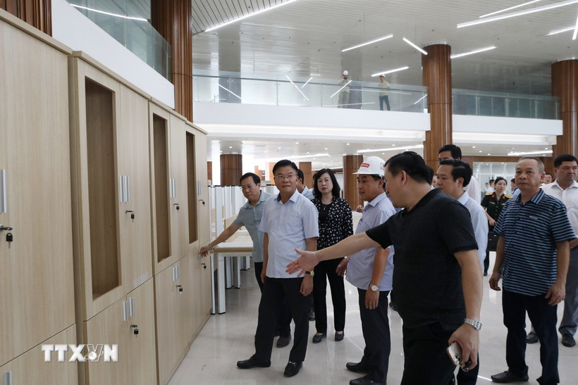 Phó Thủ tướng Chính phủ Lê Thành Long kiểm tra thực tế tiến độ xây dựng Cơ sở 2 của Bệnh viện Bạch Mai và Bệnh viện Hữu nghị Việt Đức tại Ninh Bình. (Ảnh: Thanh Tuấn/TTXVN)