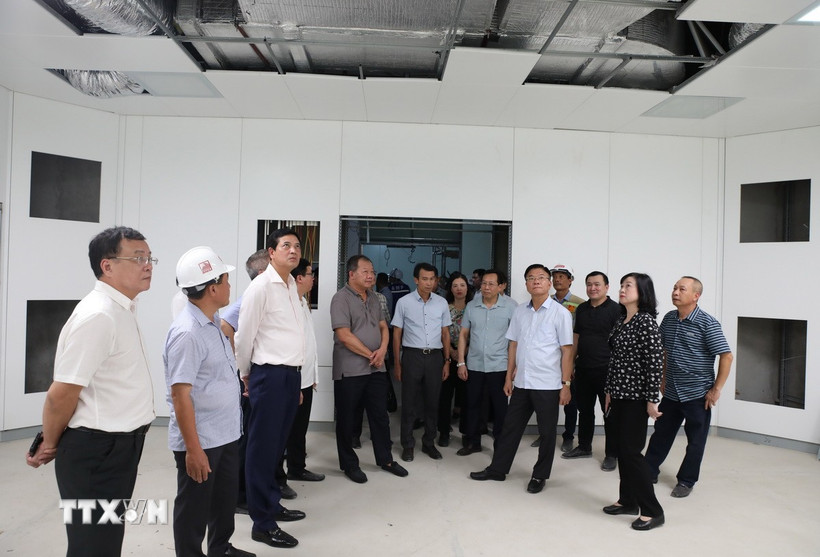 Phó Thủ tướng Chính phủ Lê Thành Long kiểm tra thực tế tiến độ xây dựng Cơ sở 2 của Bệnh viện Bạch Mai và Bệnh viện Hữu nghị Việt Đức tại Ninh Bình. (Ảnh: Thanh Tuấn/TTXVN)
