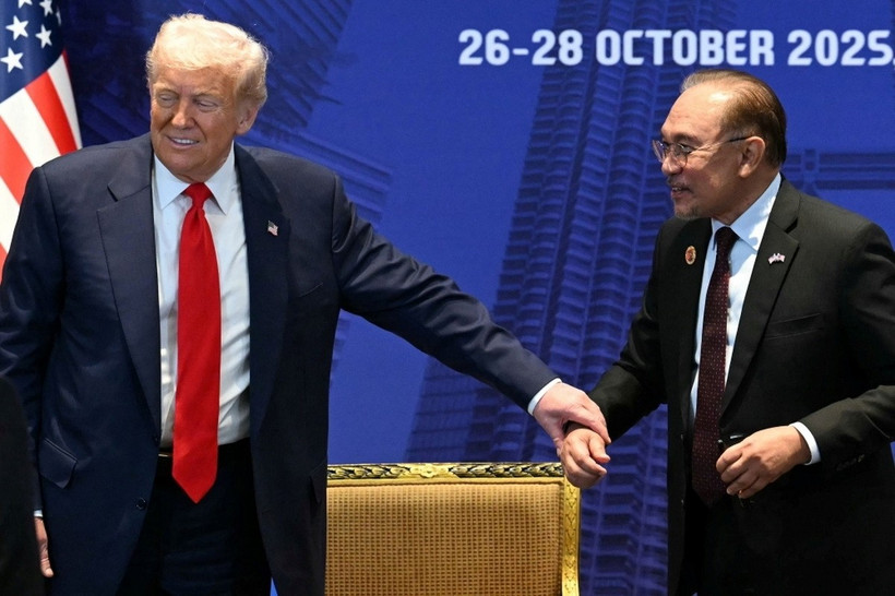 Tổng thống Mỹ Donald Trump và Thủ tướng Malaysia Anwar Ibrahim trong cuộc gặp bên lề Hội nghị Cấp cao ASEAN lần thứ 47 tại Kuala Lumpur. (Nguồn: Reuters)