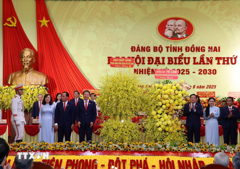 Ông Phan Đình Trạc, Ủy viên Bộ Chính trị, Bí thư Trung ương Đảng, Trưởng Ban Nội chính Trung ương trao lẵng hoa của Ban Chấp hành Trung ương và Tổng Bí thư Tô Lâm chúc mừng Đại hội. (Ảnh: Sỹ Tuyên/TTXVN)