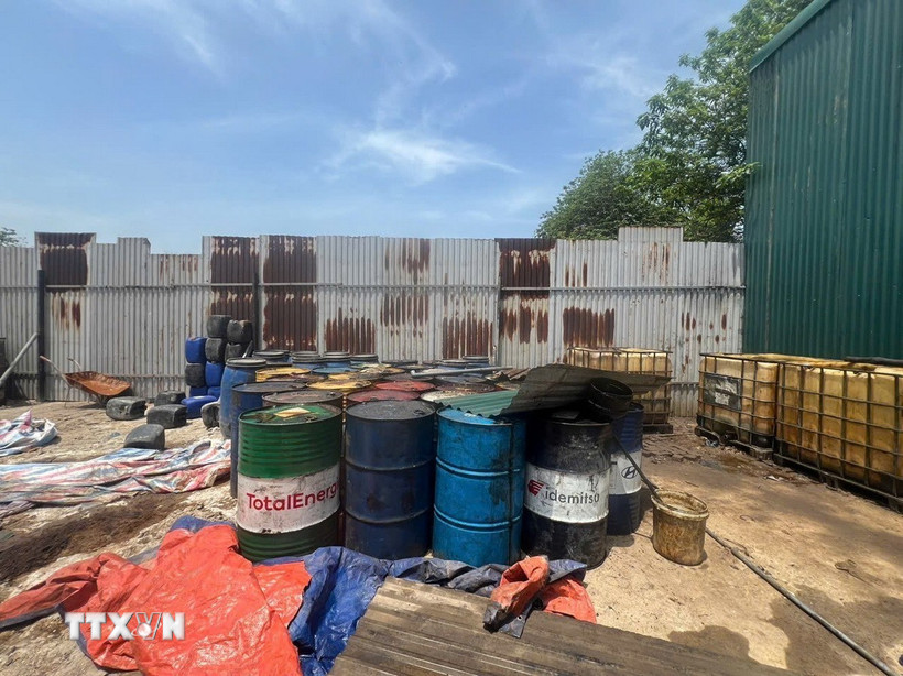 Cơ sở tái chế dầu thải của đối tượng Giang. (Ảnh: TTXVN phát)